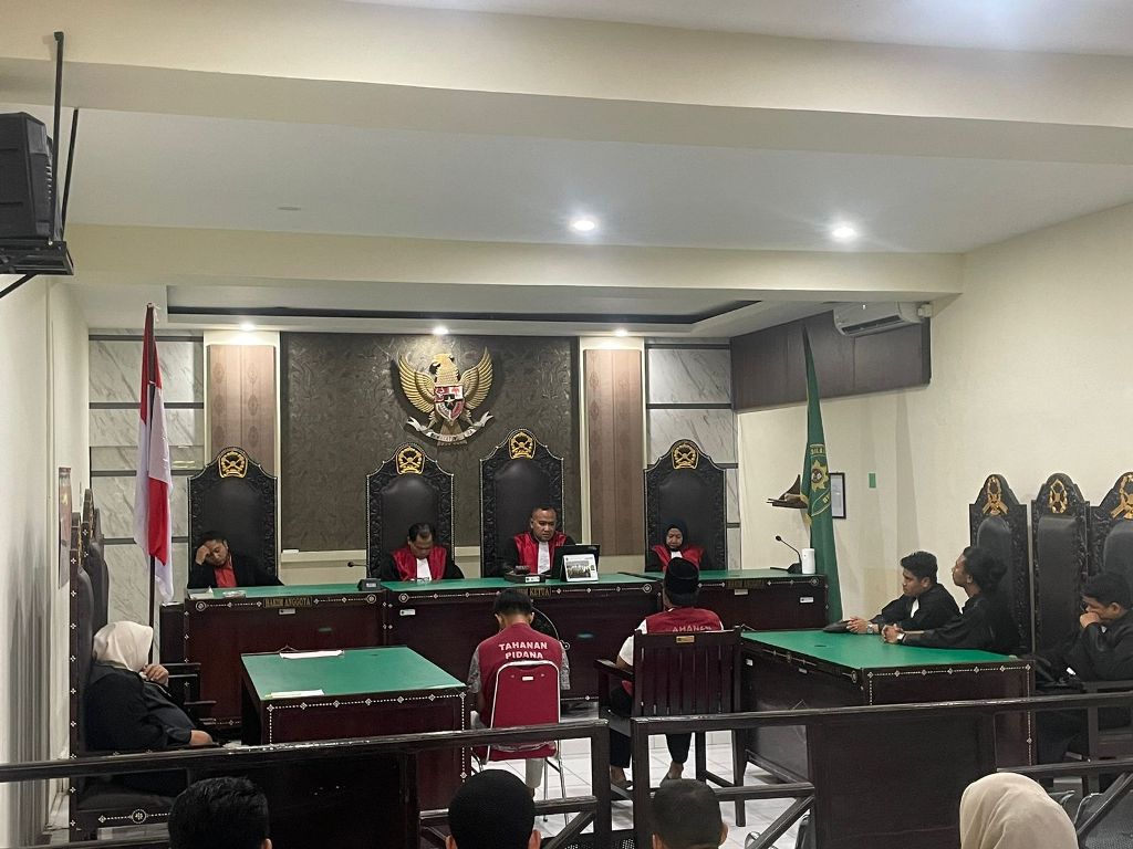 PEMBACAAN PUTUSAN: Dua terdakwa kasus pemerasan terhadap WNA mendengarkan pembacaan putusan di PN Mataram, Jumat &nbsp;(31/10).