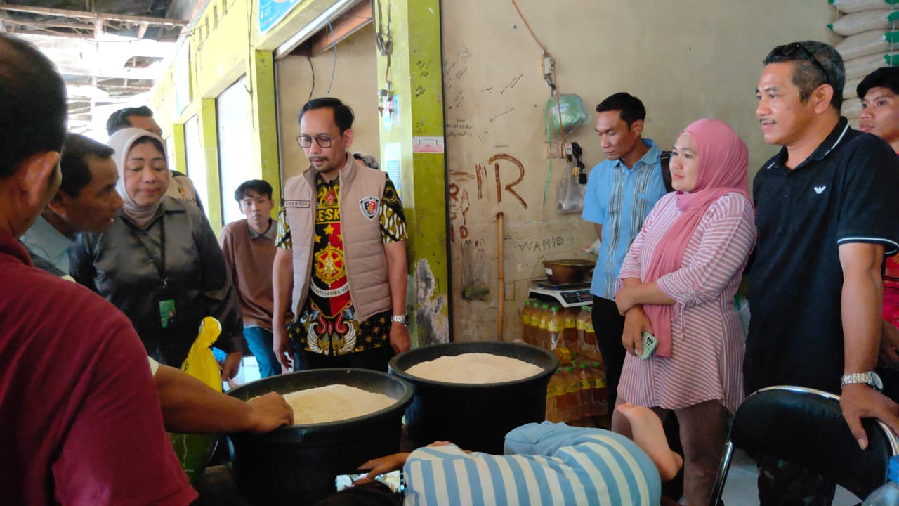 Tim Pengendalian Harga Beras saya melakukan sidak ke pasar terminal Pancor untuk melihat harga eceran tertinggi beras, Jumat (31/10).