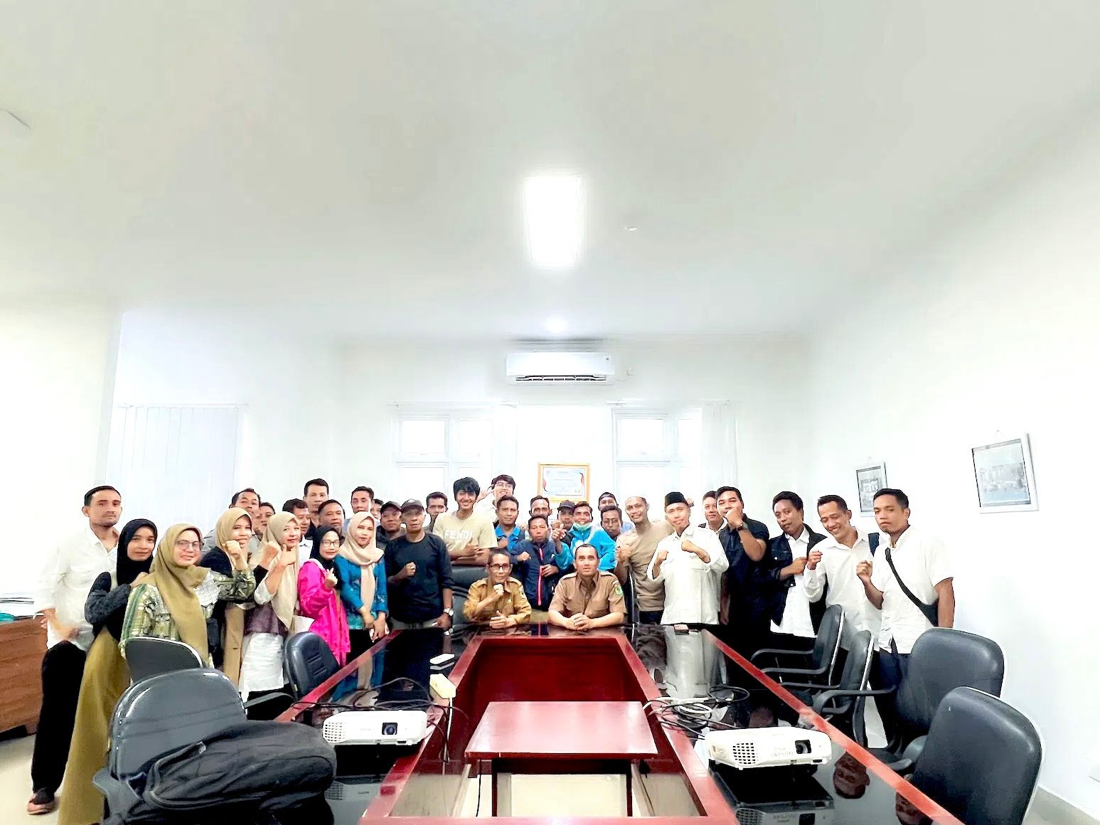 MINTA DIANGKAT: Para tenaga honorer Lombok Utara saat hearing ke BKPSDM, belum lama ini. Mereka beharap agar segera ada kejelasan nasib