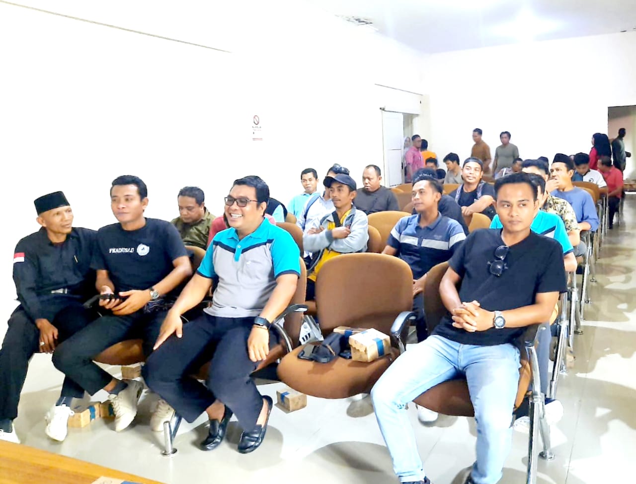 PELAYANAN RIBET: Forum Kepala Dusun Lombok Utara saat rapat dengar pendapat terkait pelayanan administrasi kependudukan, Jumat (31/10)