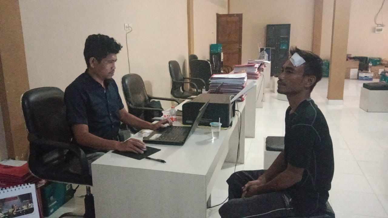 Pelaku penganiayaan terhadap perempuan di Taman Pancor saat diamankan di Polres Lombok Timur.