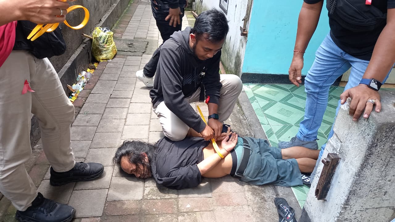 RINGKUS: Polisi meringkus salah satu terduga pengedar sabu saat penggerebekan di Lingkungan Karang Bagu, Sabtu (1/11).