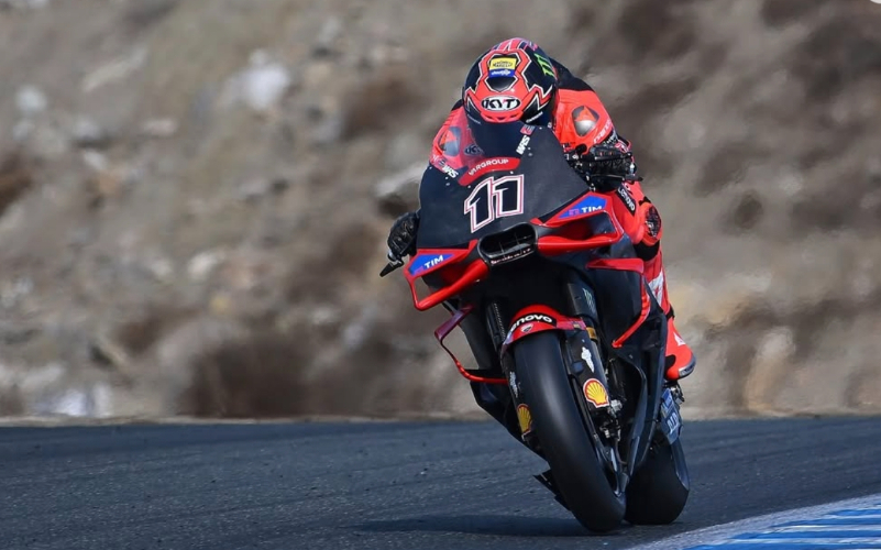 Nicolo Bulega resmi gantikan Marc Marquez di MotoGP Portugal dan Valencia 2025 setelah uji Ducati Desmosedici GP di Jerez.