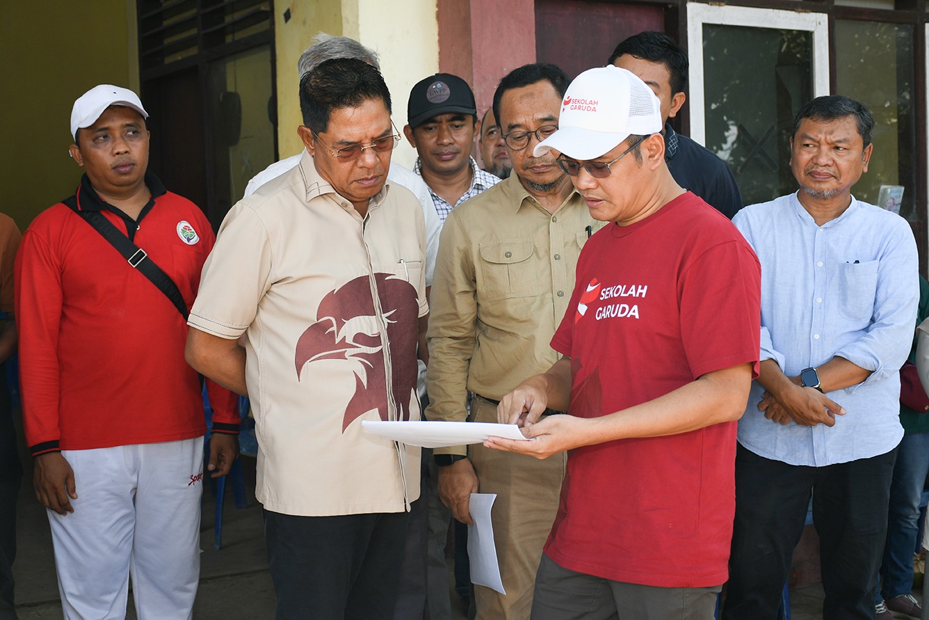 ASESMEN: Dirjen Sains dan Teknologi (kiri) dan Tim Pakar Politeknik Negeri Malang (kanan) saat hendak melakukan assessment ke lokasi pembangunan SMA Unggulan Garuda Nusantara di Menanga Baris