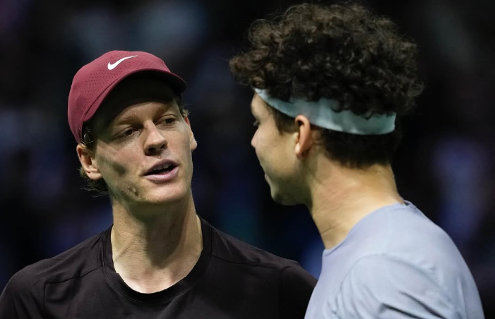 Jannik Sinner kalahkan Ben Shelton di Paris Masters 2025, perpanjang rekor 24 kemenangan indoor dan mendekat ke peringkat 1 dunia ATP.