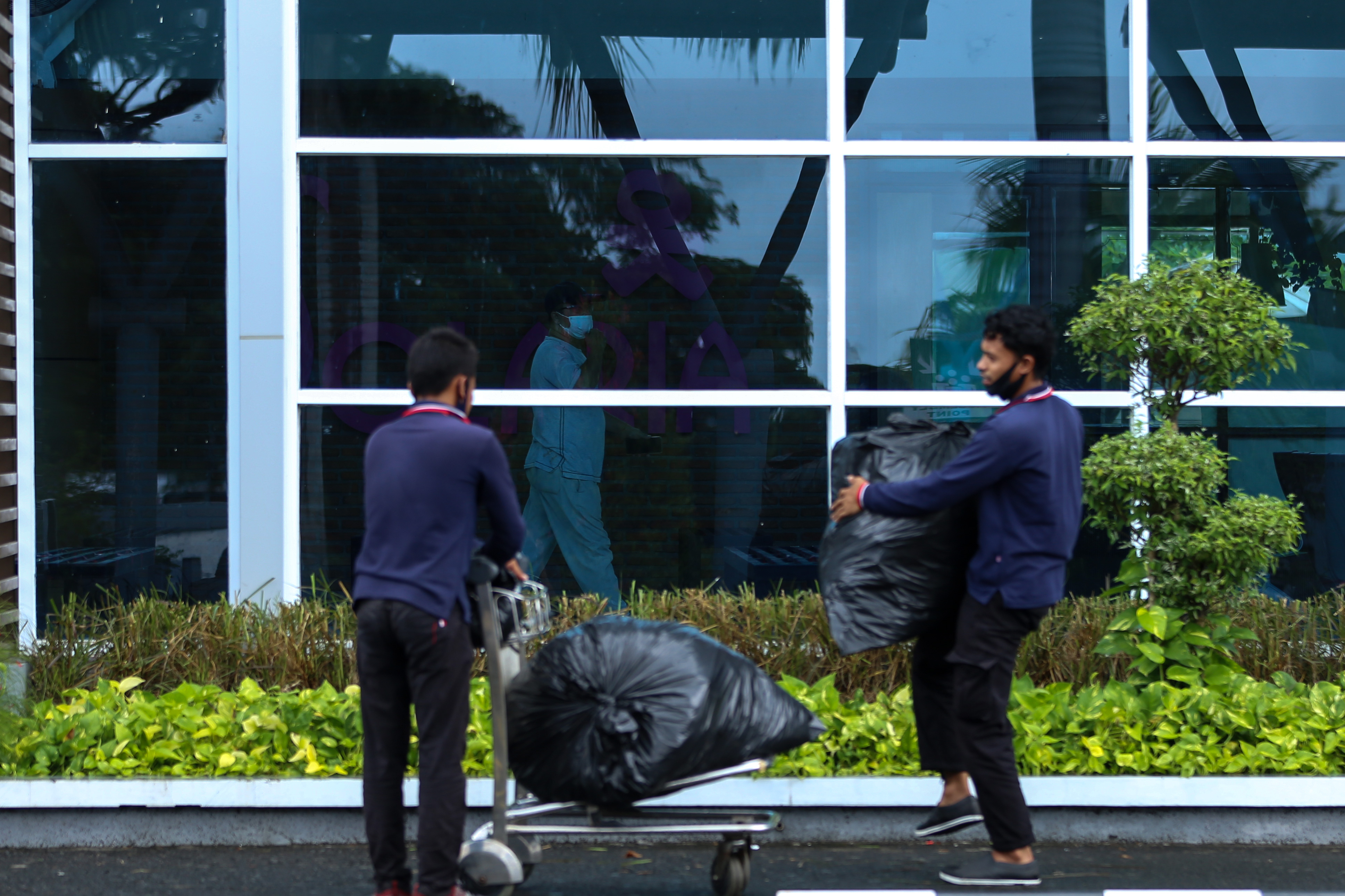 Dua pekerja yang bertugas pada bagian kebersihan di Bandara Internasional Zainuddin Abdul Majid (BIZAM), beberapa waktu lalu.