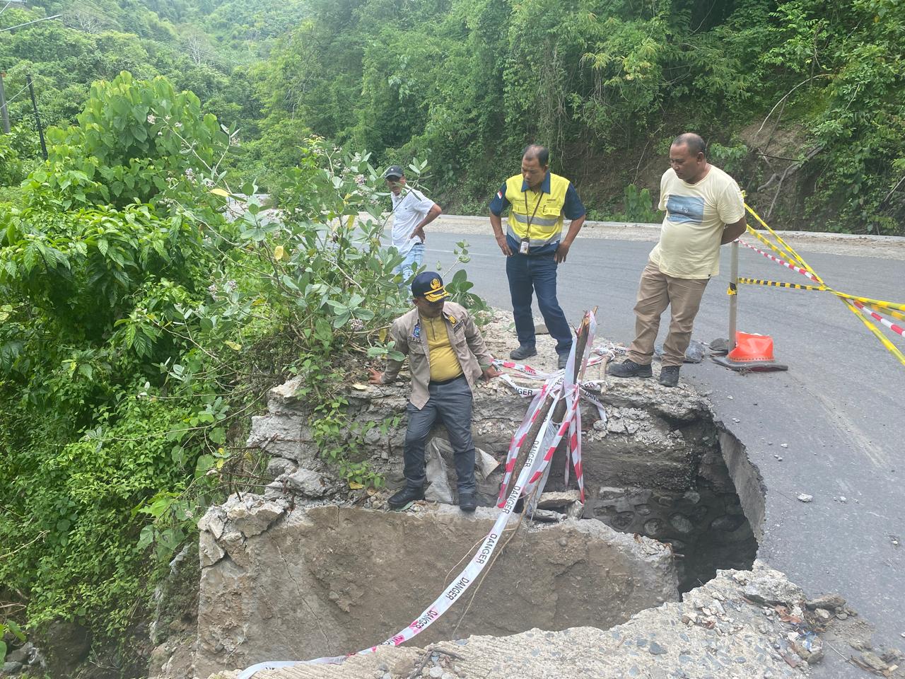 Kepala BPJP Pulau Sumbawa Mustafa Barak bersama Manajer Eksternal PT Amman telah meninjau langsung lokasi jembatan yang putus akibat banjir, sekaligus beberapa titik longsor, Kamis (30/10).