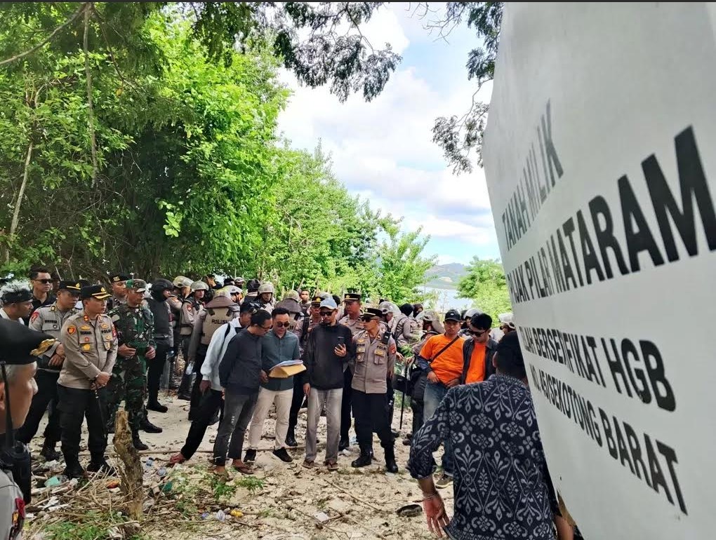 PUTUSAN SUDAH INKRAH: Sejumlah anggota polisi melakukan pengawalan saat eksekusi lahan di Gili Sudak, beberapa waktu lalu.