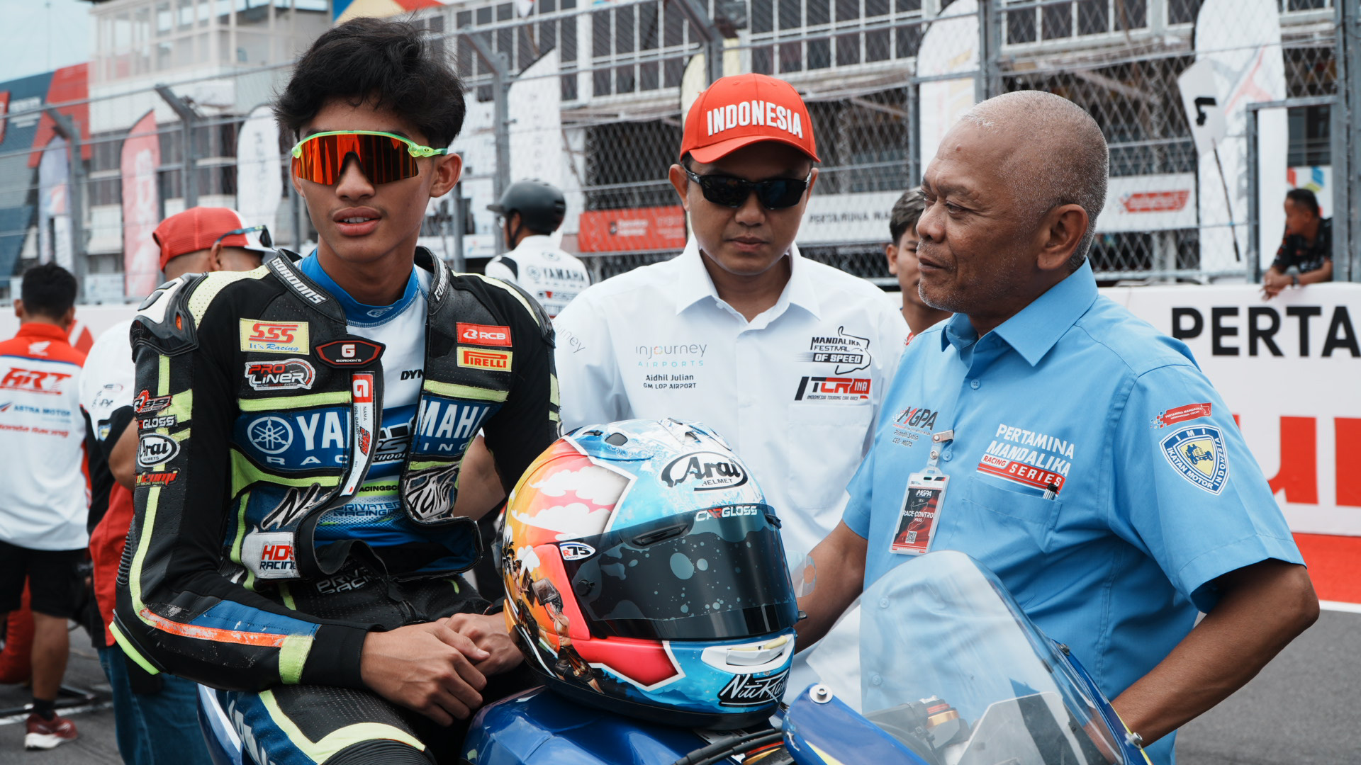 Direktur Utama MGPA Priandhi Satria saat berbincang dengan Arai Agaska Dibani Laksana di sela sebelum balapan kelas 250cc MRS 2025 putaran final, Sirkuit Internasional Mandalika.