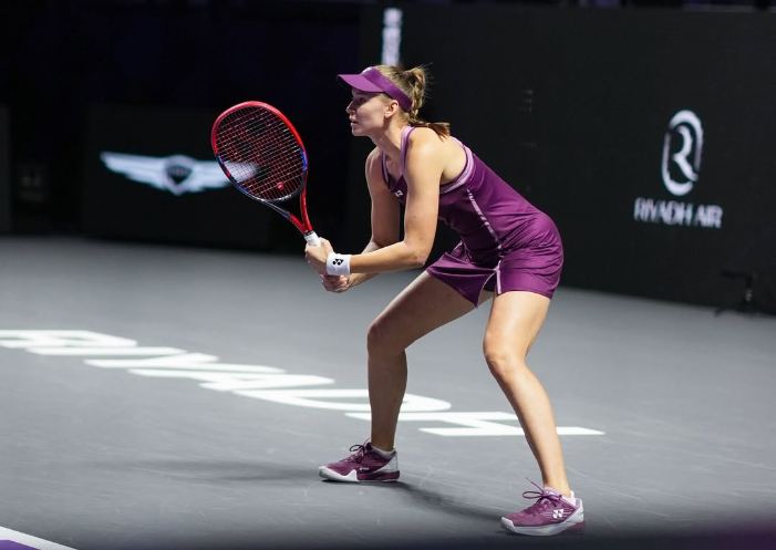 Elena Rybakina tundukkan Amanda Anisimova 6-3, 6-1 di WTA Finals Riyadh 2025. Pengalaman dan servis solid jadi kunci kemenangan cepatnya.