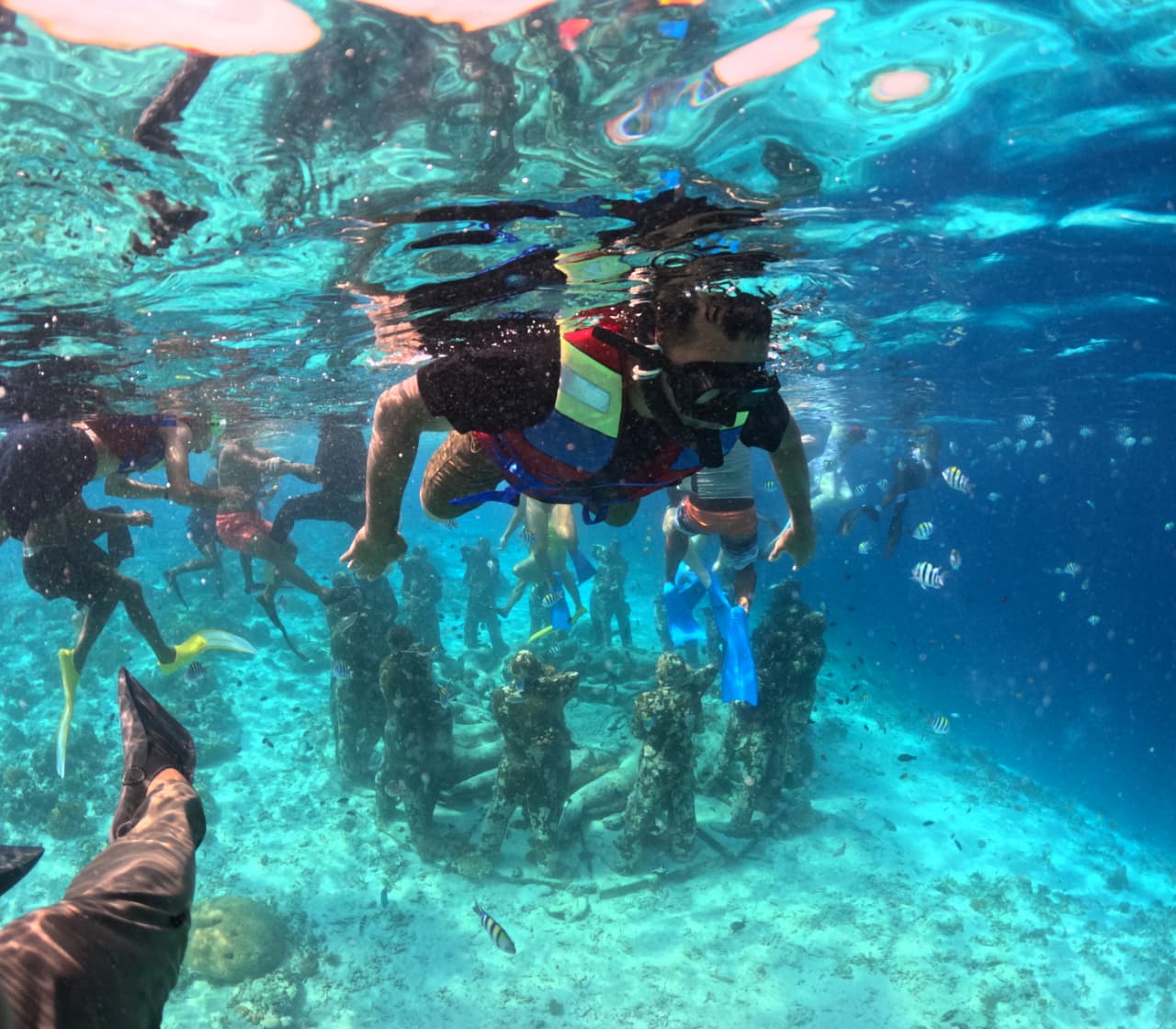 TAK PERNAH SEPI: Spot favorit wisatawan asing maupun domestik saat berlibur ke 3 Gili, yaitu Patung bawah laut Bask Nest di Gili Meno.