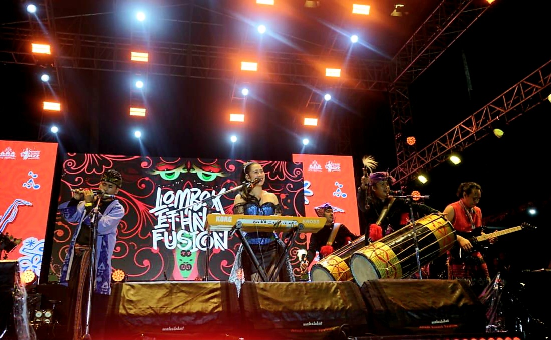 SEMARAK: Sejumlah bintang tamu tampil memukau dalam gelaran Senggigi Sunset Jazz Lombok Barat Sabtu malam (2/11).
