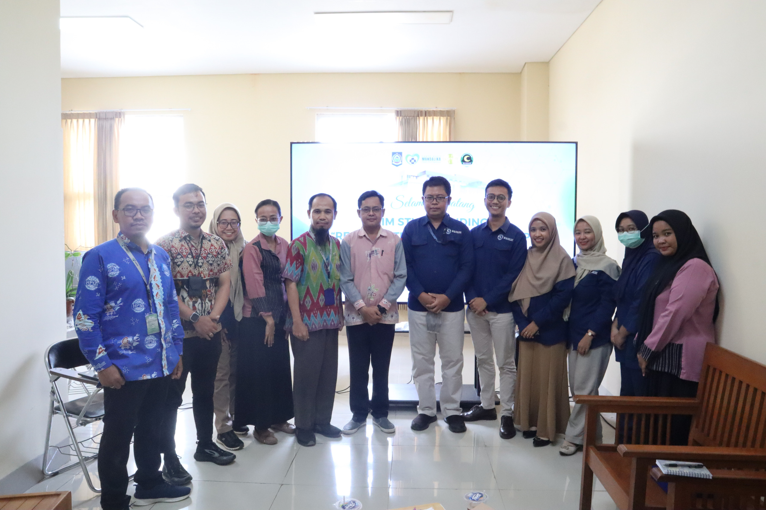 RS Mandalika menerima kunjungan dari RSI Siti Hajar Mataram dalam kegiatan studi banding yang secara khusus membahas penerapan inovasi rekonstitusi obat rawat inap melalui aplikasi ROSSI Mandalika.