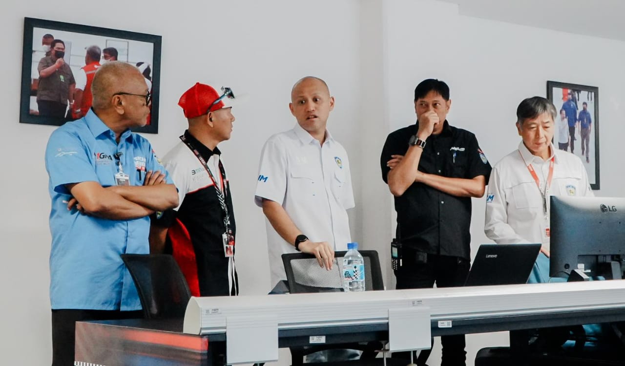 Ananda Mikola meninjau Race Control Room dan sistem pengawasan lintasan Sirkuit Internasional Mandalika, Minggu (2/11).