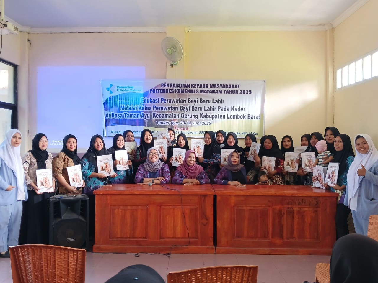 SEMANGAT KOLABORASI: Usai mengikuti pelatihan intensif, para kader Posyandu Desa Taman Ayu berfoto bersama tim pengabdian Politeknik Kesehatan (Poltekkes) Kemenkes Mataram, perangkat desa, dan bidan.