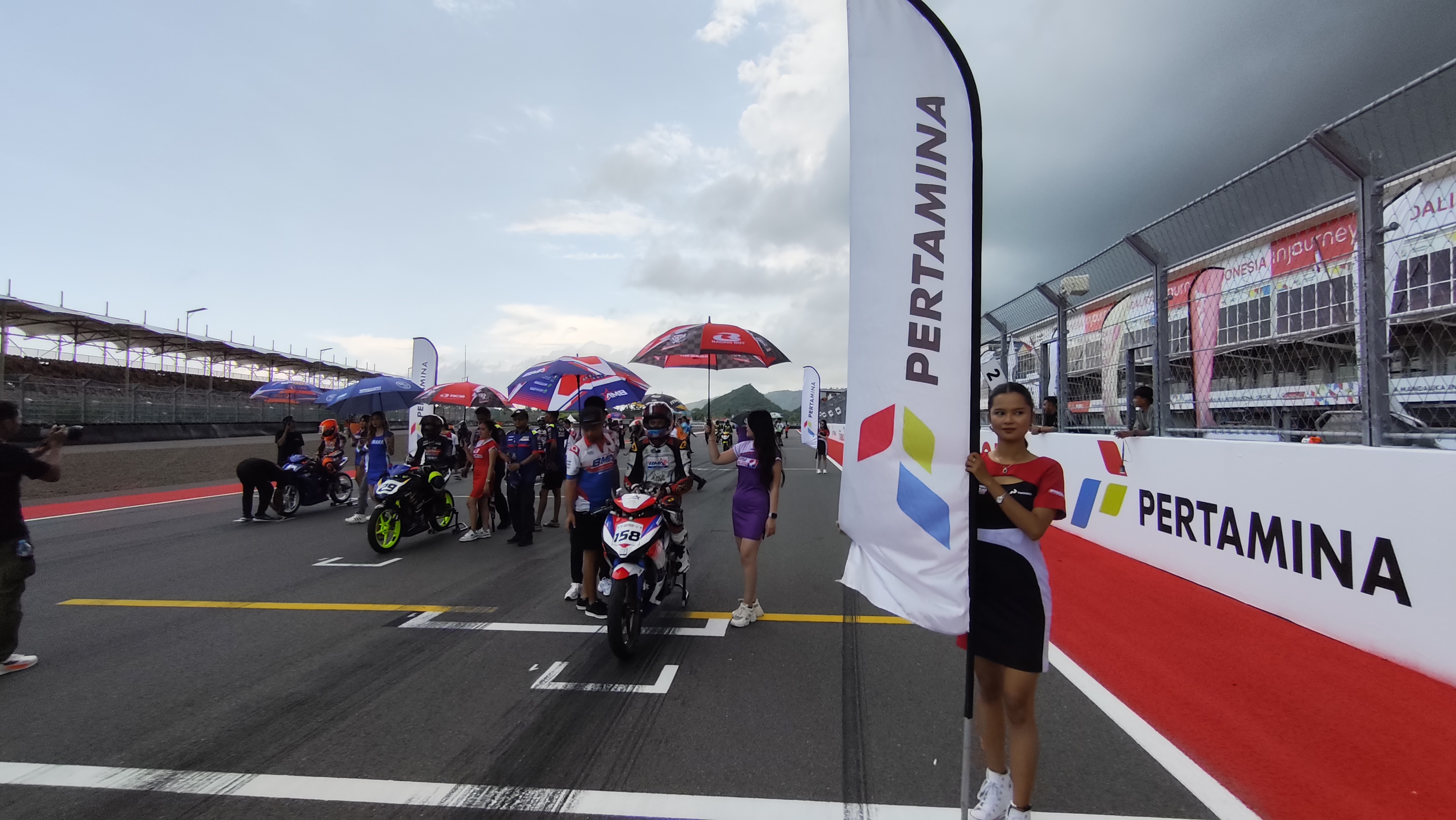 Para pembalap bersiap di atas kuda besinya jelang balapan kelas 600cc Mandalika Racing Series 2025 putaran final, Sirkuit Mandalika