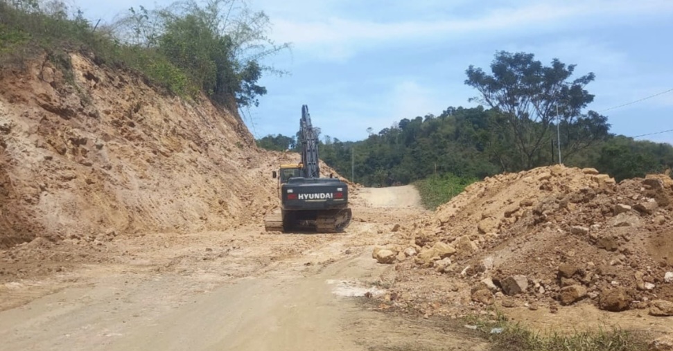 Inilah kondisi proyek pekerjaan long segmen ruas jalan provinsi Lenanggur-Lunyuk, Kabupaten Sumbawa. Proyek ini sedang dikerjakan dengan APBD NTB 2025 dan diharapkan tuntas tahun ini.