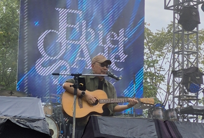 Kehadiran Ebiet G. Ade di Senggigi Sunset Jazz 2025 juga menjadi pengingat bahwa karya sejati tak pernah lekang dimakan waktu.