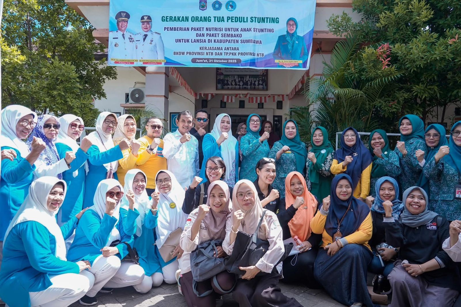 SEMANGATI NAKES: Wakil Gubernur NTB Hj. Indah Dhamayanti Putri bersama Ketua TP PKK Provinsi NTB Sinta Iqbal saat memimpin Gerakan Orang Tua Peduli Stunting di di Puskesmas Brang Biji, Sumbawa.