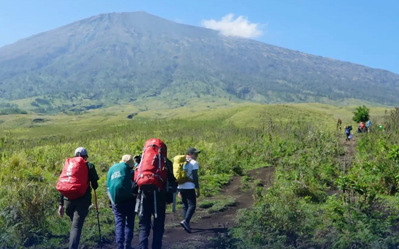 Dalam pendakian Rinjani terdapat enam jalur resmi yang memiliki keunikan, daya tarik serta kesulitannya masing-masing.