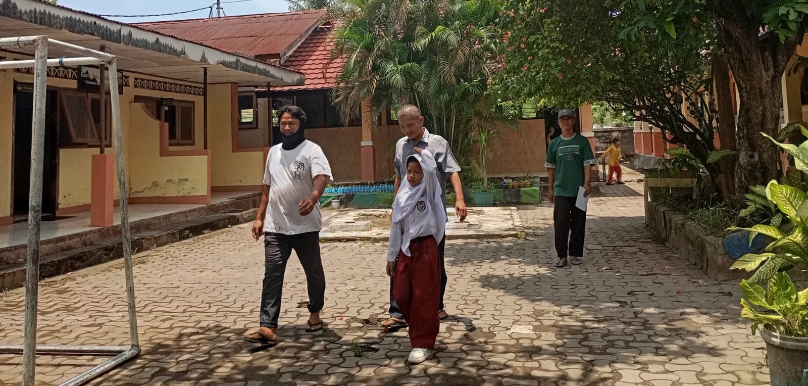 Nampak ruang agama SDN 31 Mataram (kiri) yang dinilai tidak layak untuk kegiatan belajar mengajar. Ruang Agama SDN 31 Mataram memprihatinkan, sekolah harap bantuan rehabilitasi segera.