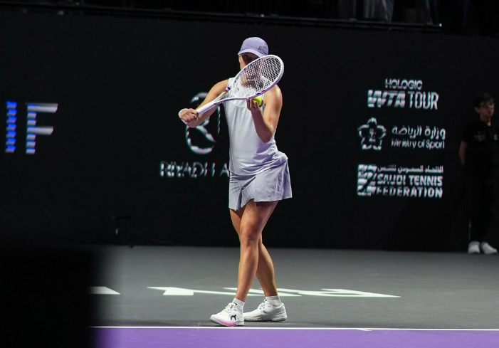 Iga Swiatek tampil dominan kalahkan Madison Keys 6-1, 6-2 di WTA Finals Riyadh 2025. Fokus dan servis jadi kunci kemenangan cepatnya.
