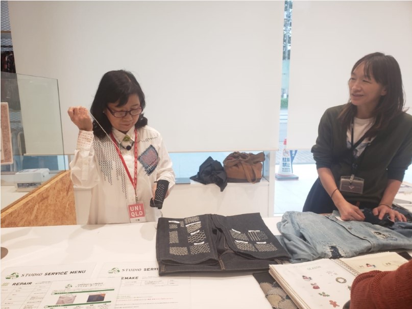 TAK TINGGALKAN BUDAYA: Proses remake pakaian dengan teknik sashiko di Uniqlo Chitosedai, Setagaya, Tokyo.