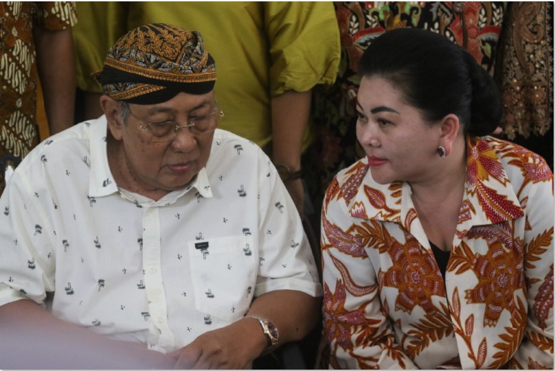 TUTUP USIA: PB XIII (kiri) dan Permaisuri GKR Paku Buwono.
