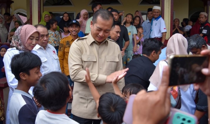 PROGRAM MBG: Gubernur NTB Lalu Muhamad Iqbal membaur bersama anak-anak yang mendapatkan manfaat program MBG.