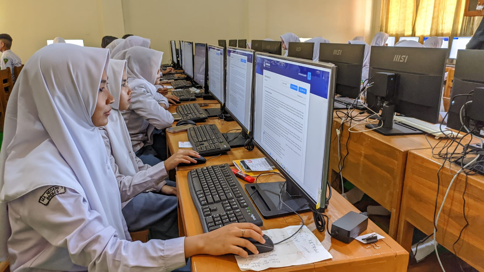 Siswa madrasah melaksanakan CBT.