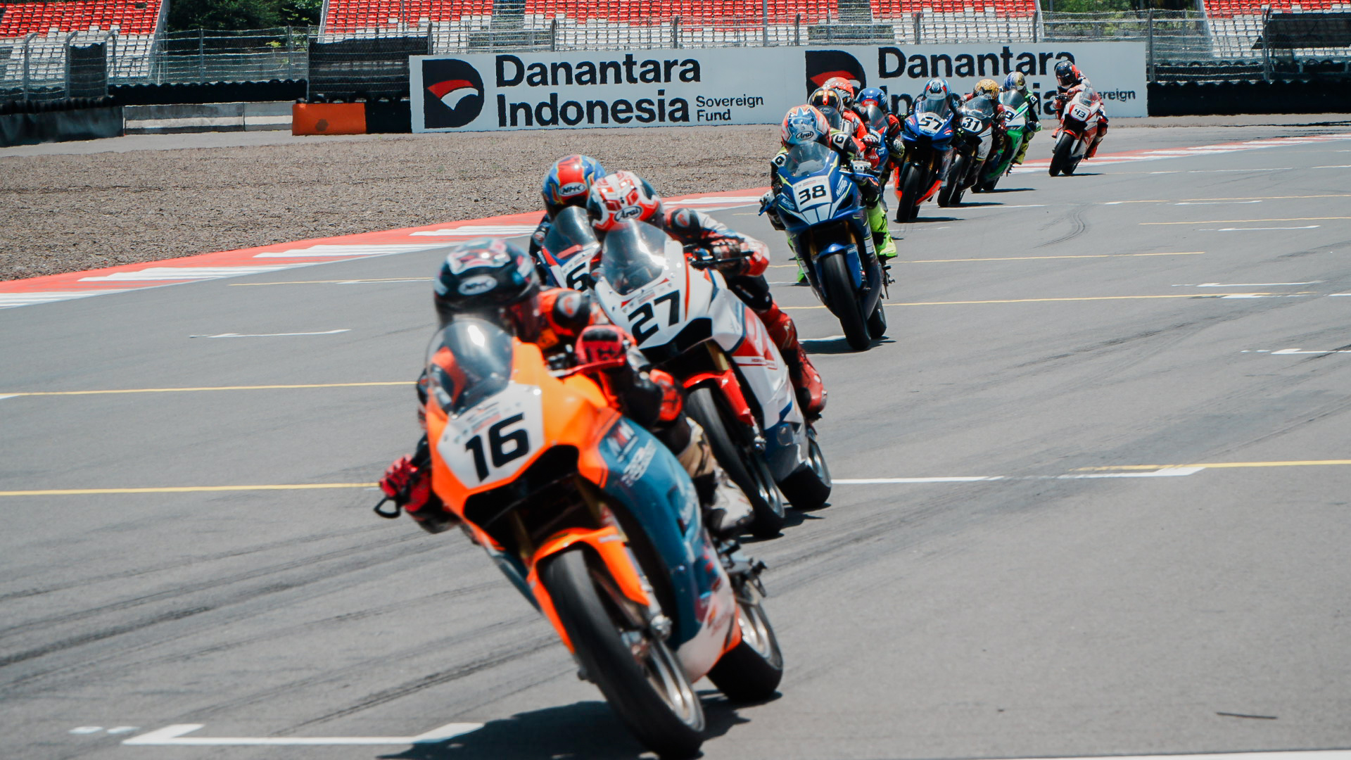 Para pembalap adu kecepatan pada ajang Mandalika Racing Series 2025 putaran final