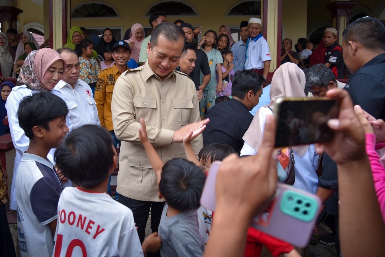 PROGRAM MBG: Gubernur NTB Lalu Muhamad Iqbal membaur bersama anak-anak yang mendapatkan manfaat program MBG.