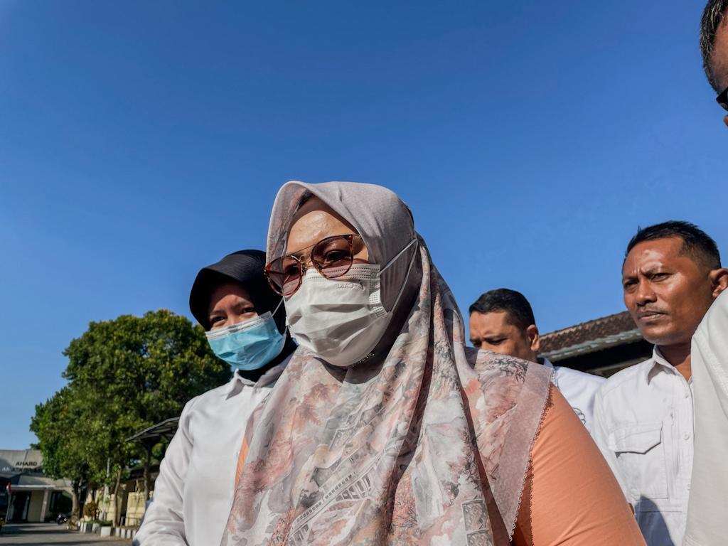 BERKAS BELUM RAMPUNG: Tersangka korupsi pengadaan masker Covid-19 berjalan ke sel tahanan di Mapolresta Mataram saat hendak ditahan, Agustus lalu. Kini, penahanannya telah ditangguhkan.