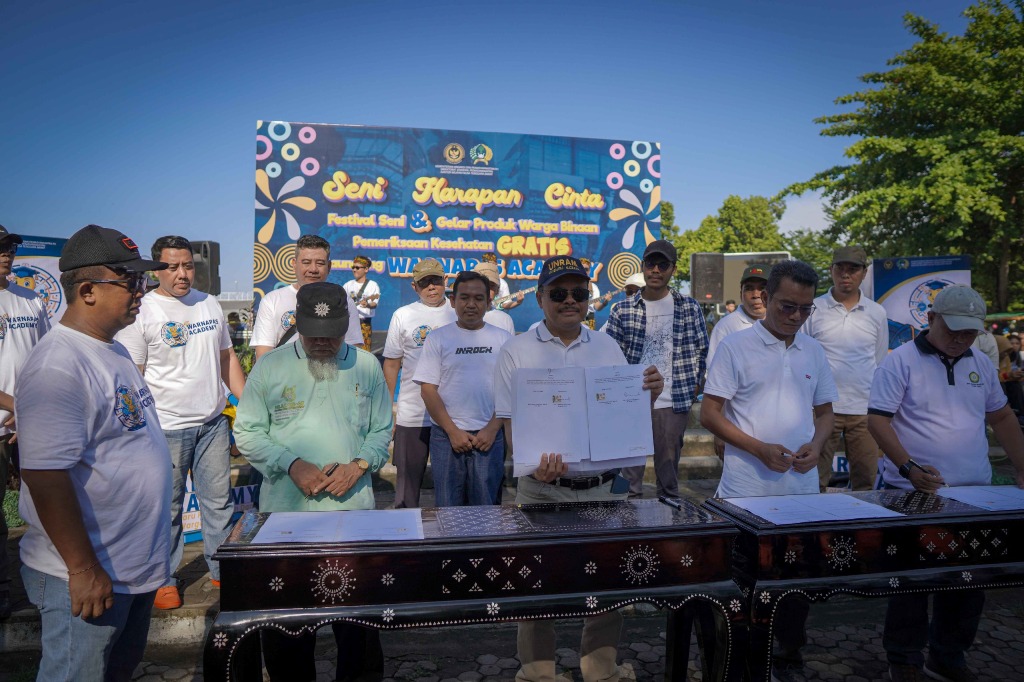 PENUH KREATIVITAS: Kakanwil Ditjenpas NTB Anak Agung Gde Krisna bersama stakeholder lain menandatangani MoU untuk mewujudkan progam Warna Pas Academy di Jalan Udayana, Minggu (2/11).