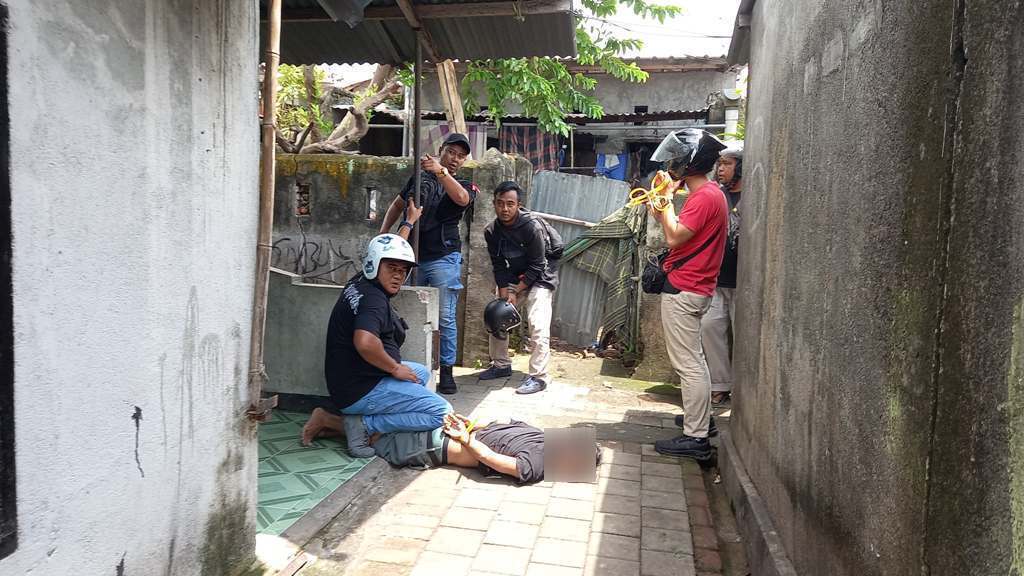 DIRINGKUS: Salah satu pengedar sabu diringkus polisi di Karang Bagu, Sabtu (1/11).&nbsp;