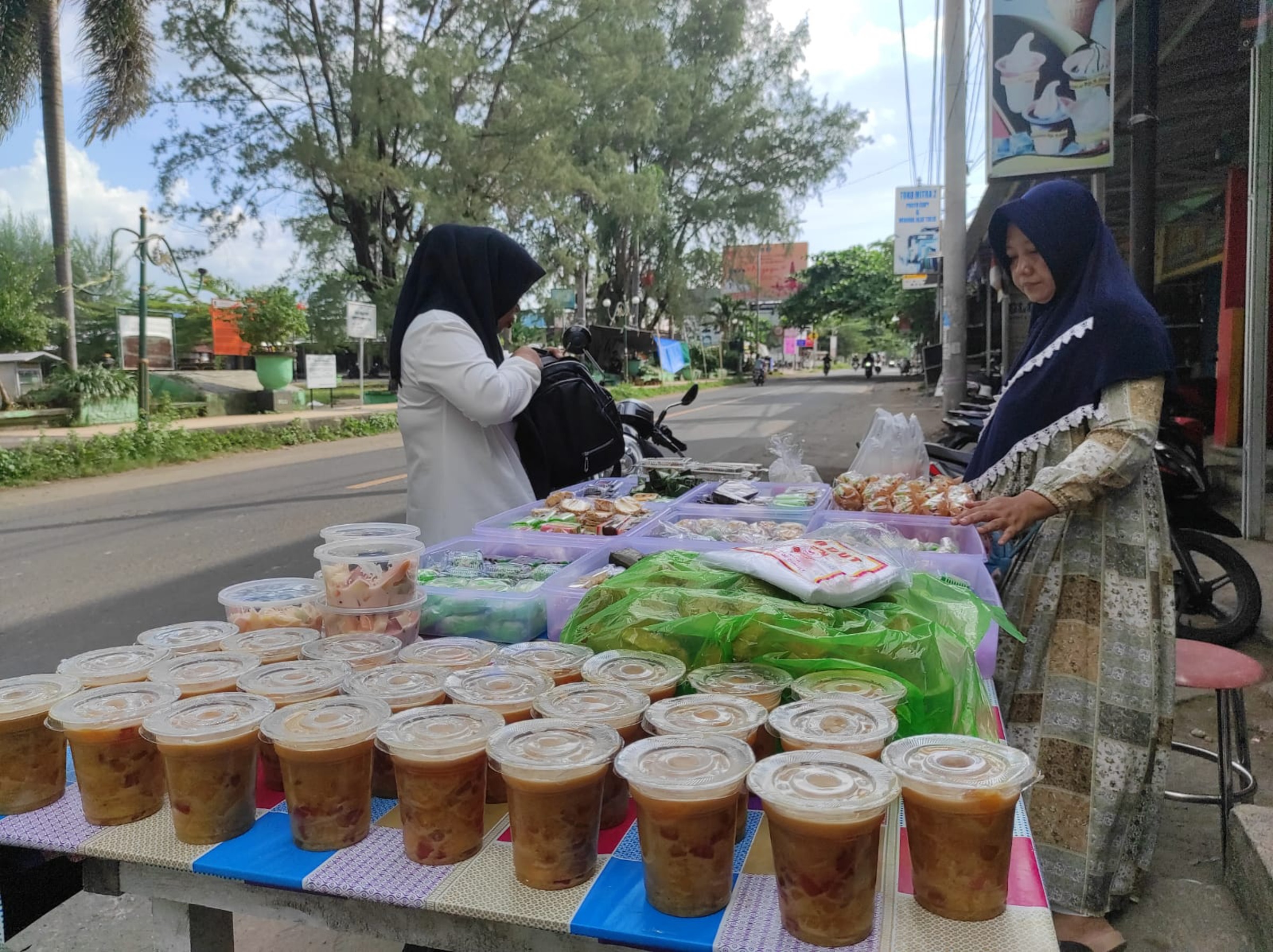 Salah satu pelaku usaha Mikro di Lombok yang tengah berjualan di pinggir jalan, beberapa waktu lalu.