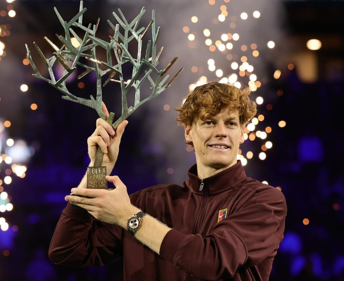Jannik Sinner juarai Paris Masters 2025, kalahkan Felix Auger-Aliassime dan rebut kembali peringkat 1 dunia ATP dari Carlos Alcaraz.