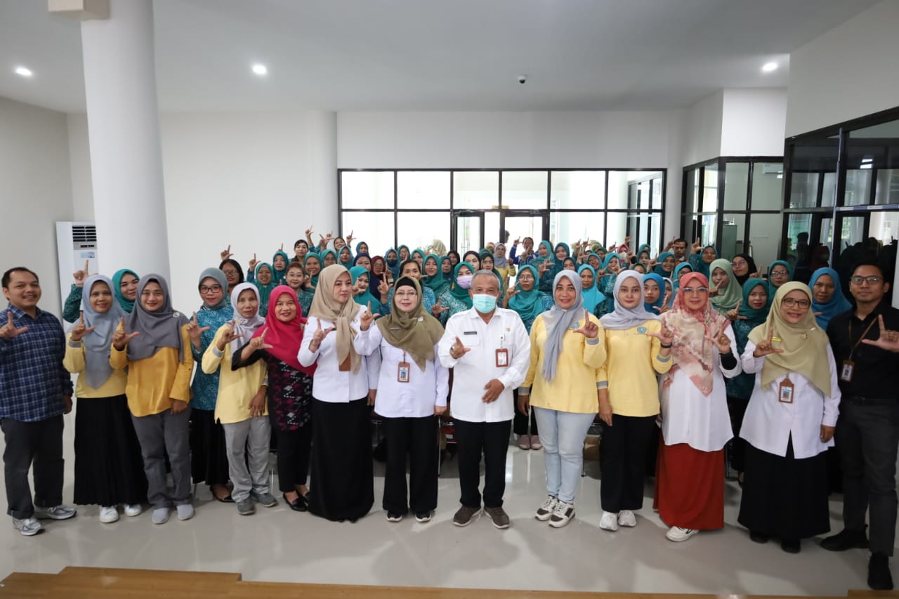 Kader PKK Kota Mataram mengikuti Pelatihan Konten Kreator demi penguatan literasi digital di Kantor Perpustakaan Mataram.