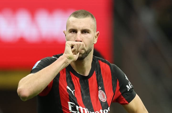 Selebrasi gol bek AC Milan Strahinja Pavlovic yang bertubuh tinggi besar usai membobol gawang AS Roma. 