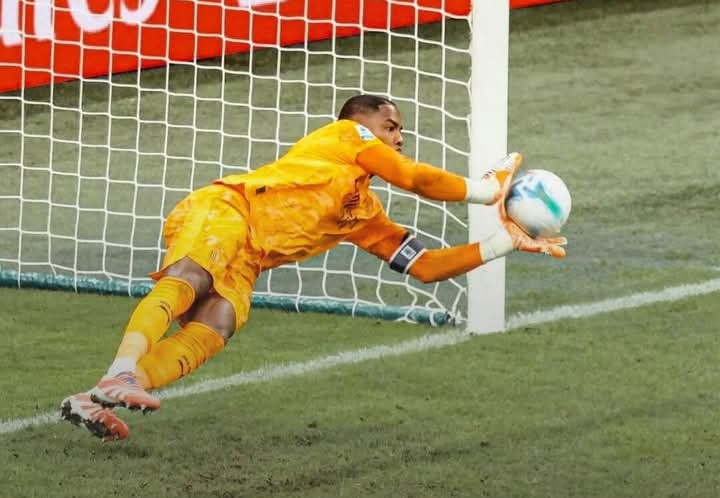 Penyelamatan kiper AC Milan Mike Mainan, atas pinalti AS Roma yang dieksekusi Paolo Dybala.