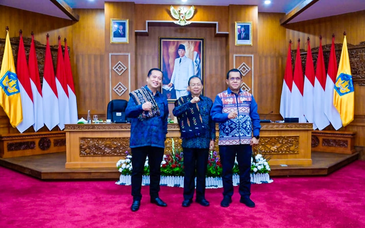 Kerja Sama: Gubernur NTB L. Muhammad Iqbal, Gubernur Bali I Wayan Koster, dan Gubernur NTT Emanuel Melkiades Laka Lena saat pertemuan di Gedung Kertha Sabha, Pendopo Gubernur Bali, Senin (3/11)