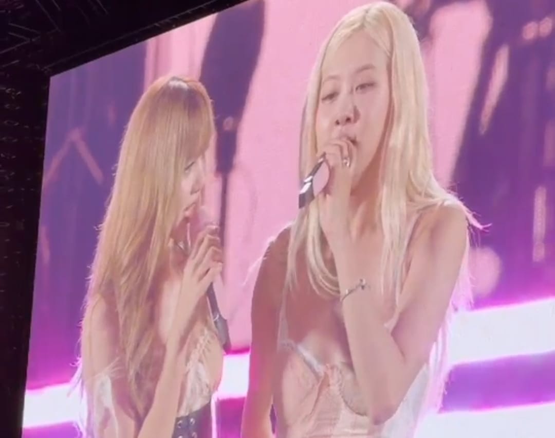 Anggota BLACKPINK saat menyapa penggemarnya menggunakan Bahasa Indonesia di GBK, Sabtu (1/11).