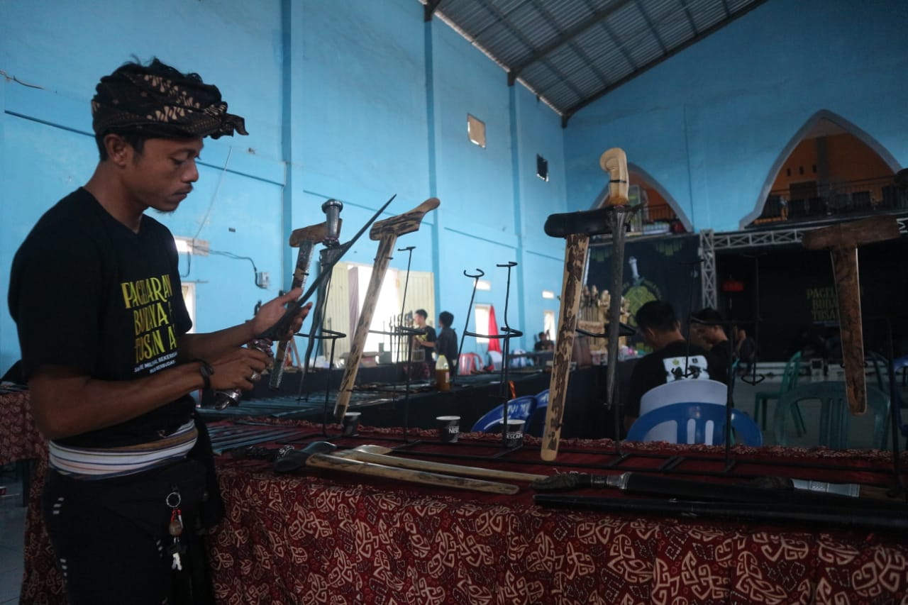 KARYA BUDAYA: Lalu Romi Agustana Sakraji saat melihat Keris yang dipamerkan pada bursa keris pagelaran budaya dan Tosan Aji di Desa Sakra, Kecamatan Sakra, Minggu (2/11).