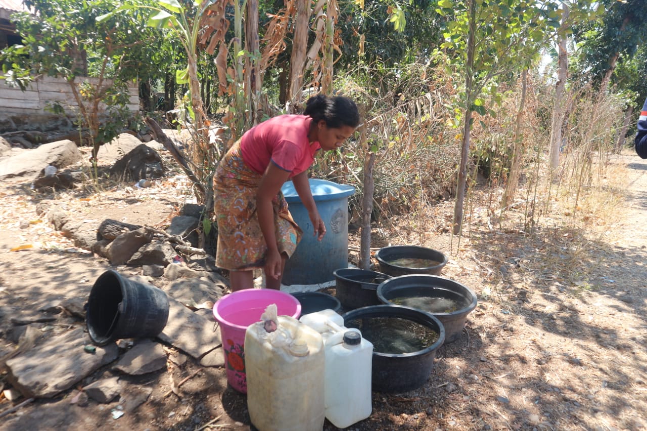 salah seorang warga Lombok Timur saat mengmbil air dari mobil tanki