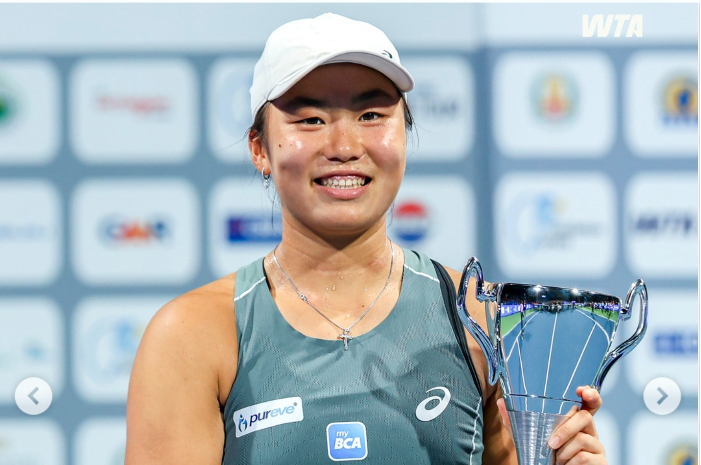 Janice Tjen raih gelar WTA Chennai Open 2025 dan tembus peringkat 53 dunia, jadi simbol baru kebangkitan tenis Indonesia.