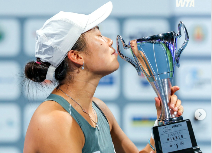 Janice Tjen cetak sejarah! Petenis Indonesia ini juarai tunggal dan ganda WTA Chennai Open 2025, jadi juara WTA pertama sejak 2002.