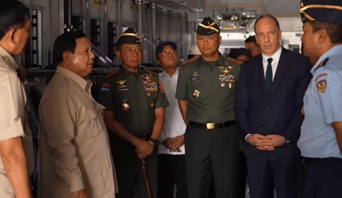 Presiden Prabowo Subianto melihat langsung pesawat A400M milik TNI AU yang baru saja tiba di Indonesia pada Senin (3/11). (BPMI Setpres)