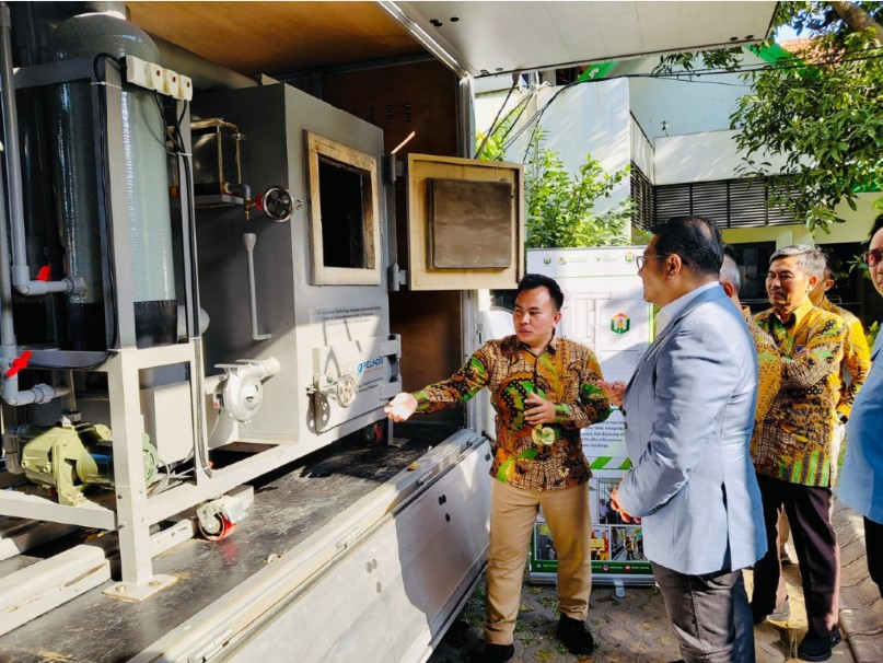 KEGIGIHAN MENELITI: Achmad Syafiuddin (kiri) memaparkan mengenai UNUSA-Incinerator pada saat kunjungan Menteri Ekonomi Kreatif Teuku Riefky beberapa waktu lalu.