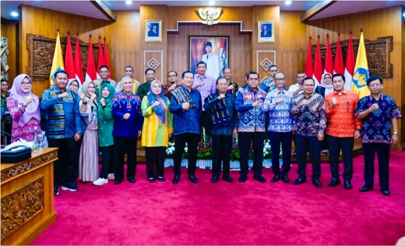 KERJA SAMA: Depan, lima dari kanan: Gubernur NTT Emanuel Melkiades Laka Lena, Gubernur Bali&nbsp;I Wayan Koster, dan Gubernur NTB Lalu Muhamad Iqbal bersama sejumlah pejabat ketiga daerah saat pertemuan.