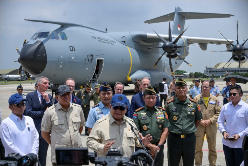 SERAH TERIMAPESAWAT BARU: Presiden Indonesia Prabowo Subianto (tengah) berbicara kepada wartawan setelah upacara serah terima salah satu dari dua pesawat angkut militer Airbus A-400M ke TNI AU.